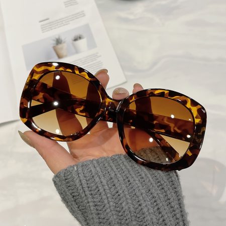 The latest oversized retro Women's fashion glasses with square lenses and large frames are suitable for various festivals and daily outfits as gifts