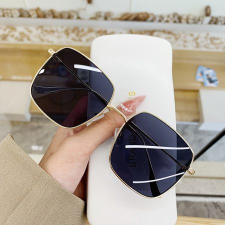 2025 Trendy Retro Sunglasses for Women & Men - Oversized Square Frame with Round Look, Slimming Design, Lightweight Metal Sunglasses for Summer, Beach, Outdoor Activities